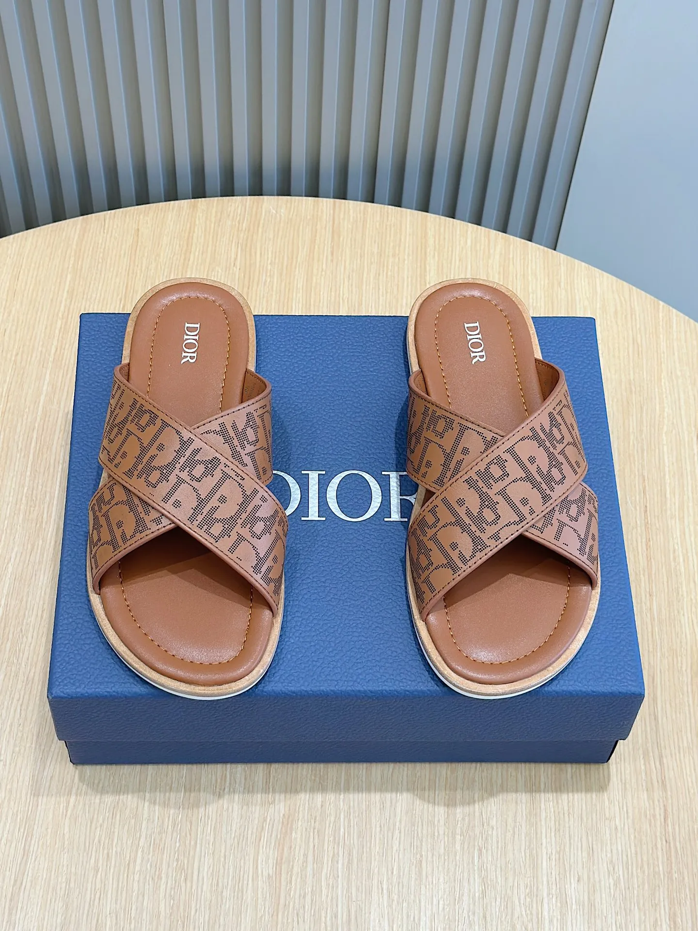 P320 Dior Alias ​​Men's Genuine Leather Slippers This Alias ​​sandal is new for summer, showing casual and elegant style. Carefully crafted from grained cow leather and Oblique printed fabric, with cowhide lining! Cross strap design. The imported cowhide leather and rubber sole adds sophistication and comfort, while Oblique print-effect anti-slip panels add style. Size: 39-44 (customized at 38.45)